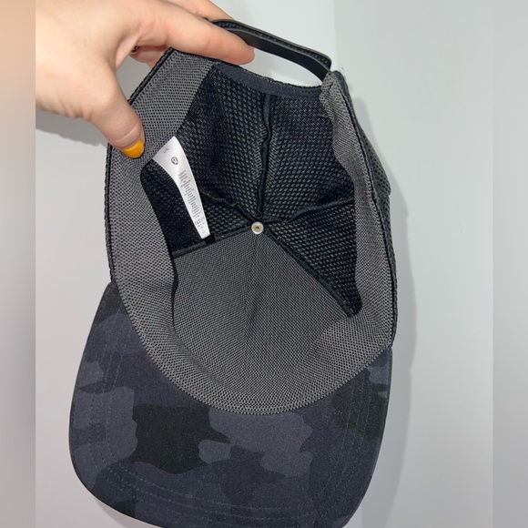 lululemon athletica Black Camo Men's Cap L/XL - Picture 9 of 9